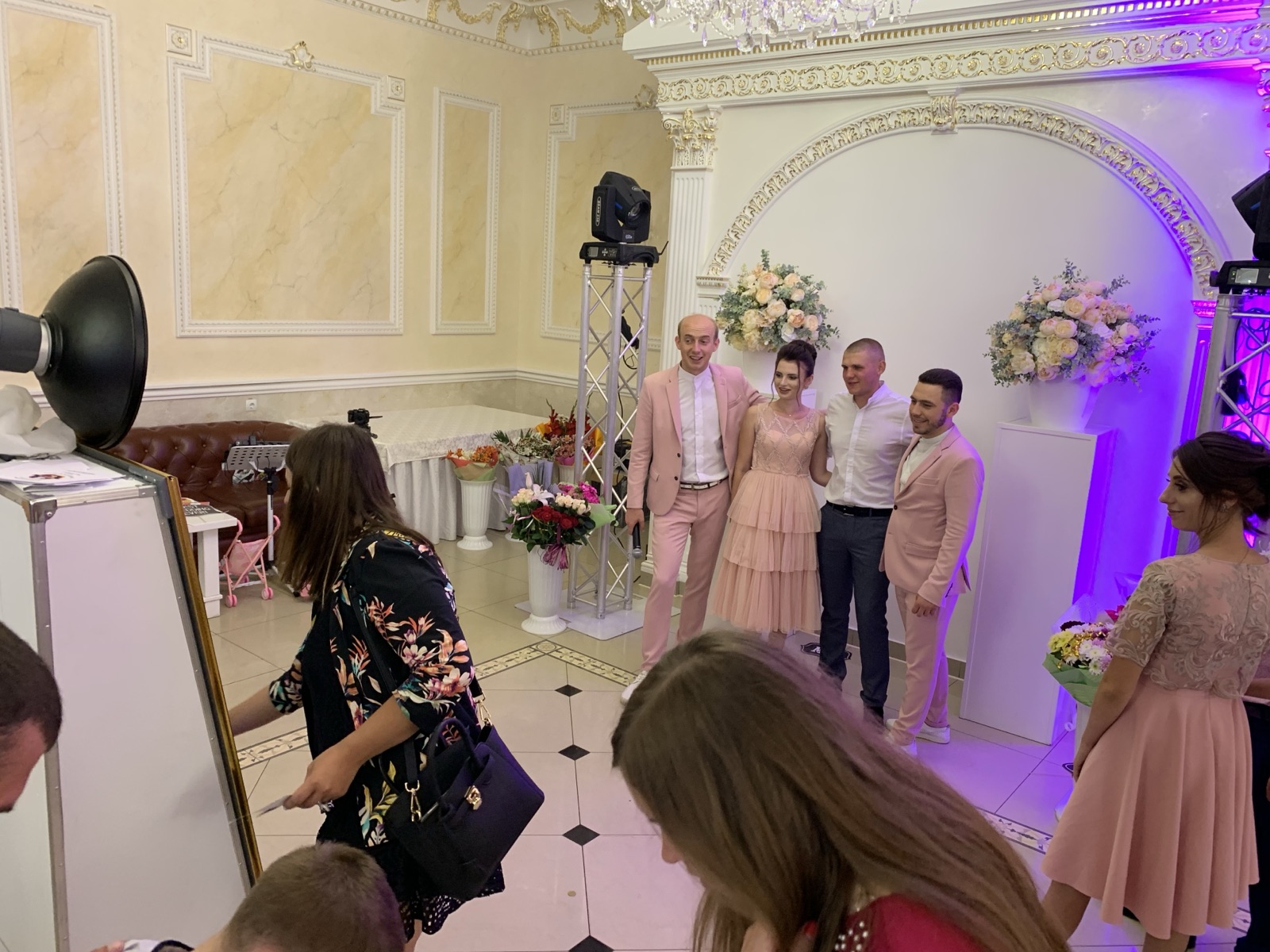 Молодята і гості біля селфідзеркала Lux-Foto